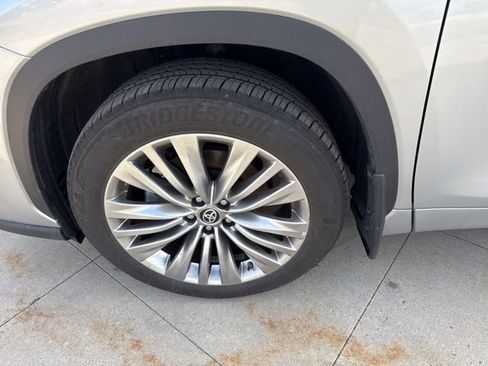 Used 2025 Toyota Highlander Platinum image 12