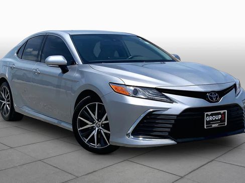Used 2022 Toyota Camry XLE FWD image 3