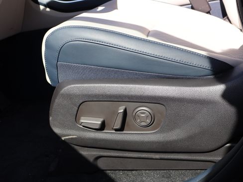 Used 2025 Kia Carnival EX FWD image 42