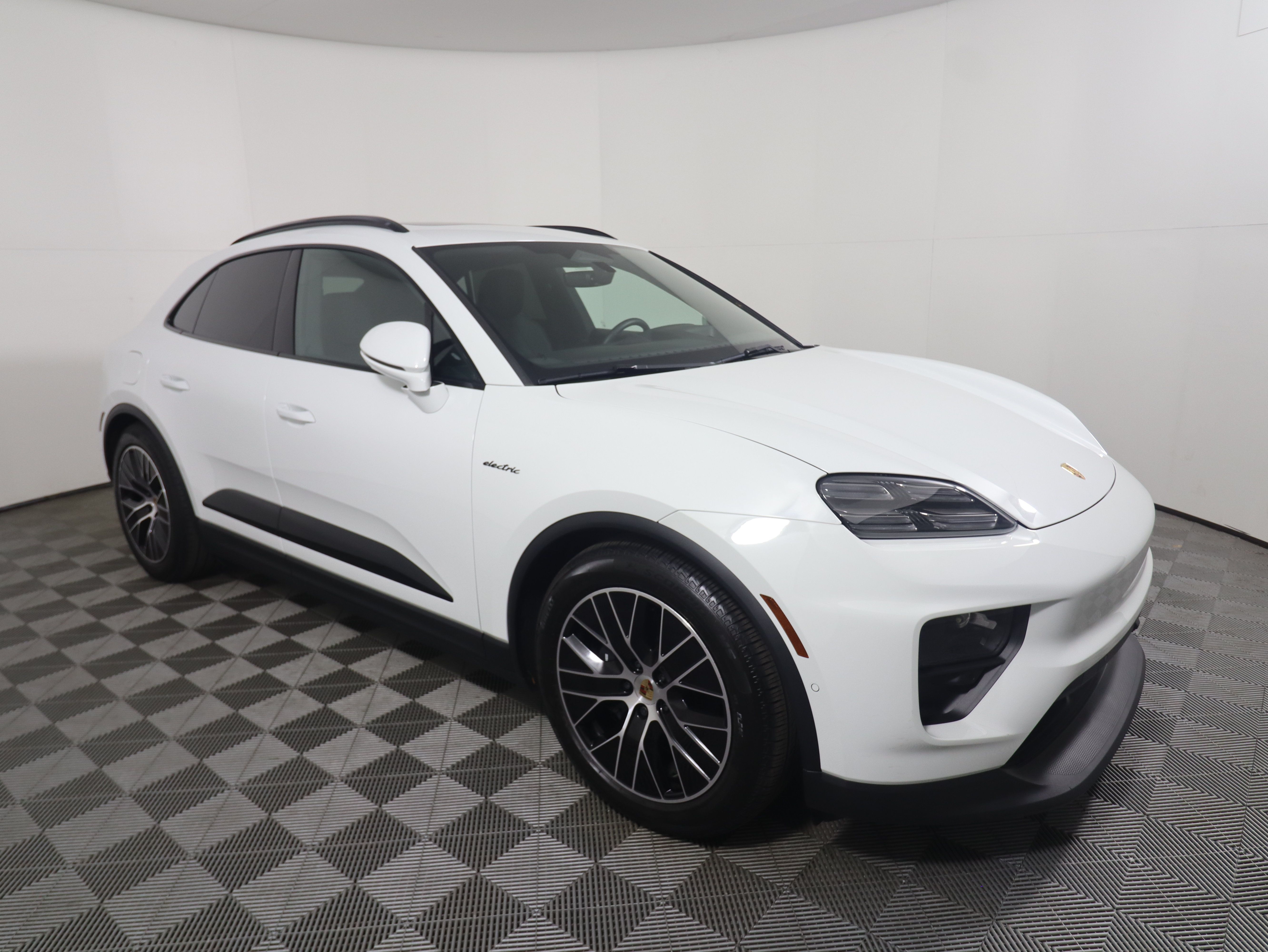 Used 2025 Porsche Macan 4 Electric AWD/4WD image 9
