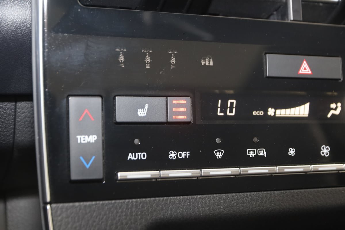 Used 2019 Toyota Avalon XLE w/ Moonroof Package FWD image 8