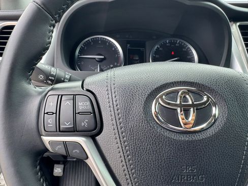Used 2019 Toyota Highlander XLE FWD image 39
