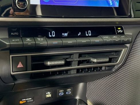 Used 2026 Toyota Camry SE w/ Convenience Package FWD image 15
