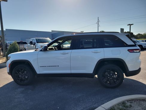 Used 2024 Jeep Grand Cherokee Altitude RWD image 7