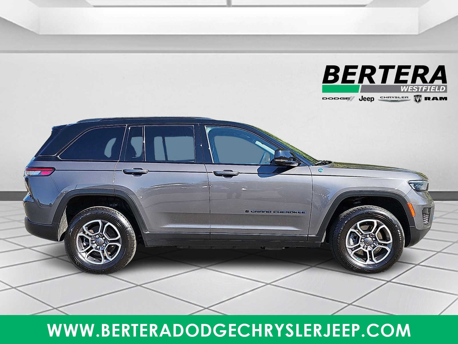 Used 2022 Jeep Grand Cherokee Trailhawk AWD/4WD image 7
