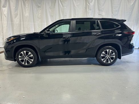Used 2025 Toyota Highlander XLE image 4