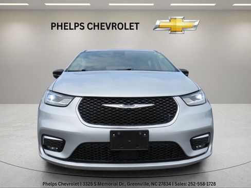 Used 2024 Chrysler Pacifica Touring-L FWD image 4