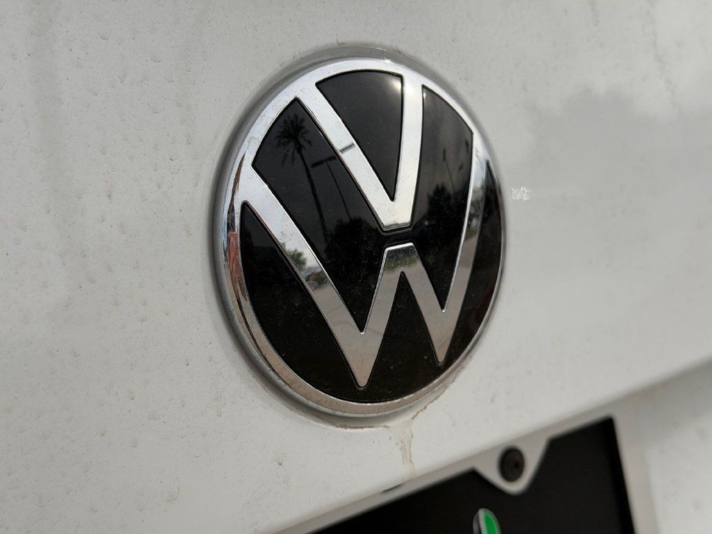 Used 2024 Volkswagen Jetta GLI 40th Anniversary Edition FWD image 9