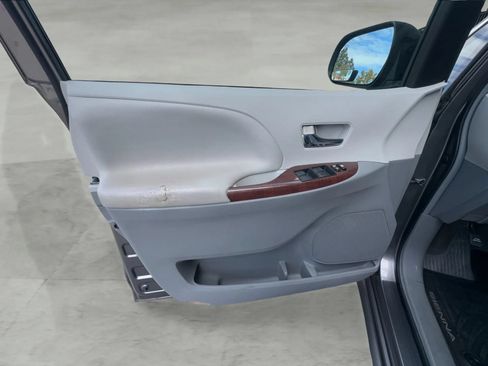 Used 2014 Toyota Sienna XLE FWD image 13
