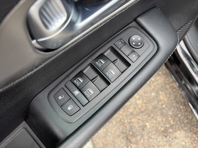 Used 2025 Chrysler Pacifica Select FWD image 26