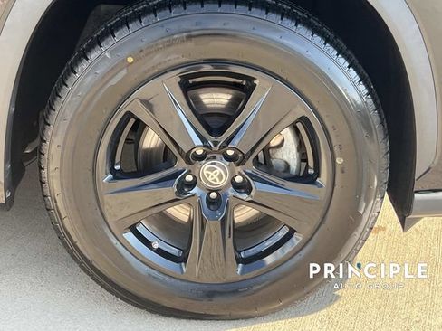 Used 2023 Toyota Highlander LE FWD image 4
