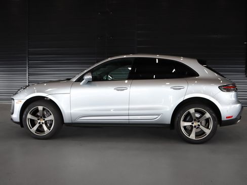Certified 2022 Porsche Macan image 2
