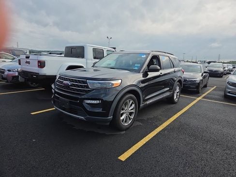 Used 2021 Ford Explorer XLT w/ Equipment Group 202A AWD/4WD image 5