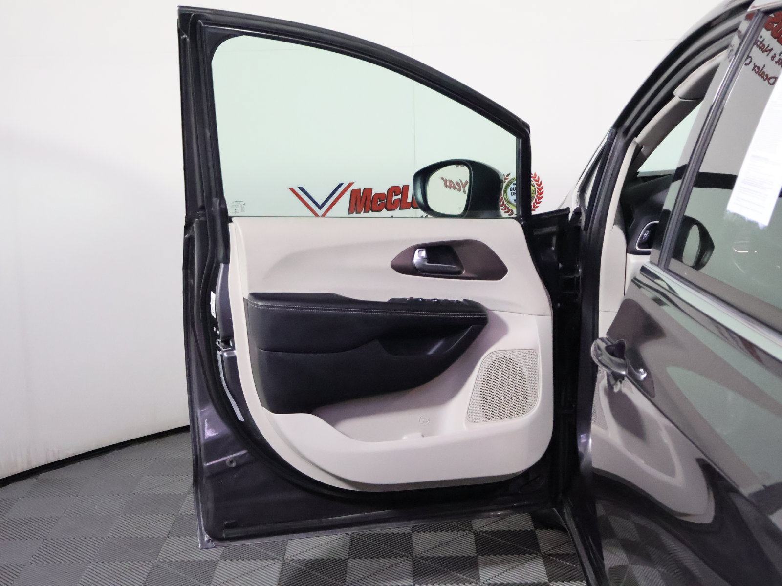 Used 2023 Chrysler Voyager LX FWD image 20