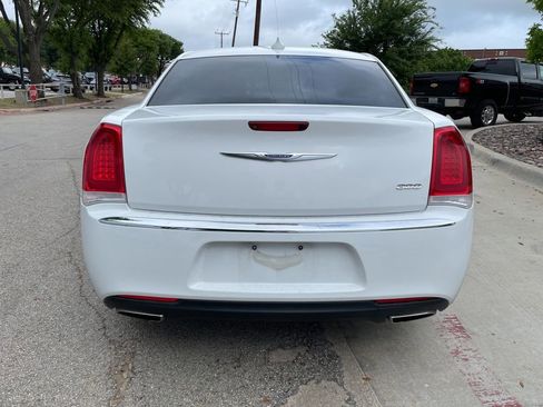 Used 2019 Chrysler 300 Limited image 3