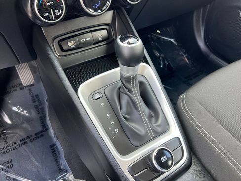 Used 2025 Hyundai Venue SEL FWD image 46