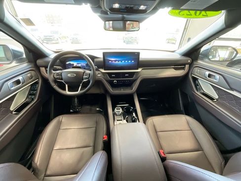 Used 2025 Ford Explorer Platinum w/ LUX Leather Package AWD/4WD image 8
