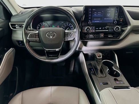 Used 2021 Toyota Highlander XLE FWD image 24