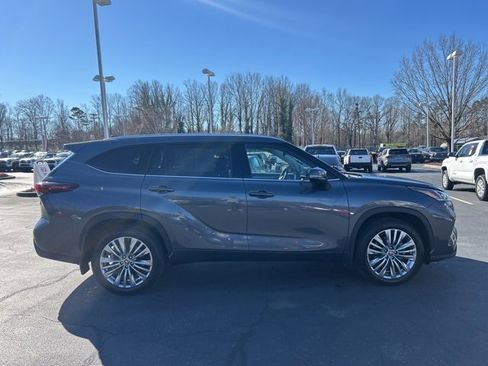 Used 2024 Toyota Highlander Platinum image 4
