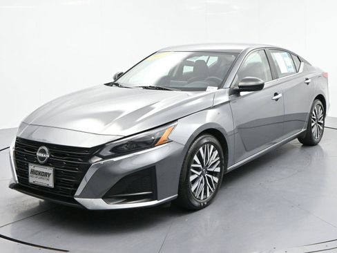 Used 2024 Nissan Altima 2.5 SV FWD image 3