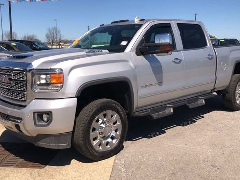 Used 2018 GMC Sierra 2500 Denali w/ Duramax Plus Package AWD/4WD image 4