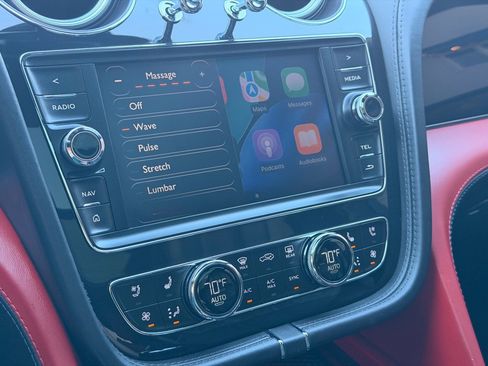 Used 2018 Bentley Bentayga image 17