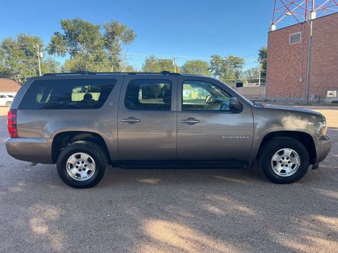 Used 2014 Chevrolet Suburban LT image 8