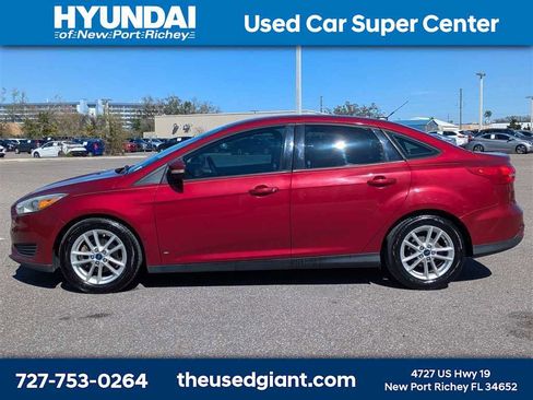 Used 2016 Ford Focus SE image 2