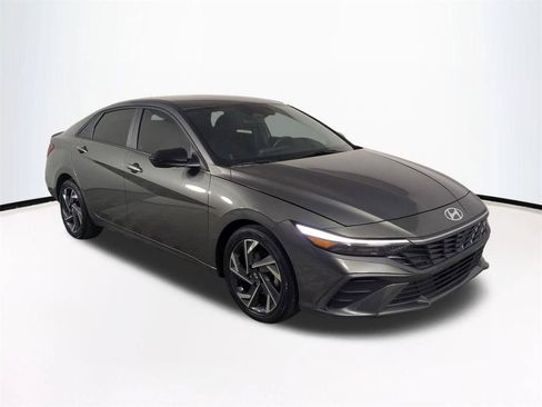 Used 2025 Hyundai Elantra Sport FWD image 2