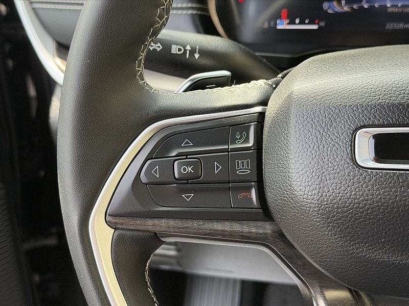 Used 2024 Jeep Grand Cherokee Limited w/ Black Appearance Package AWD/4WD image 13