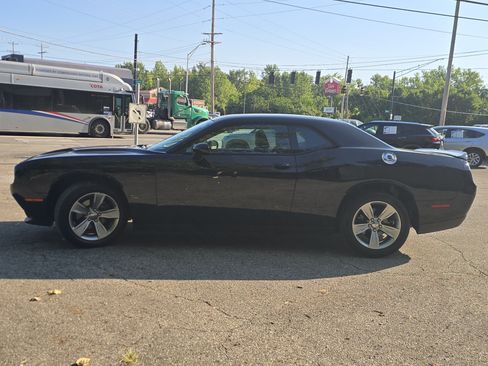 Used 2019 Dodge Challenger SXT RWD image 4