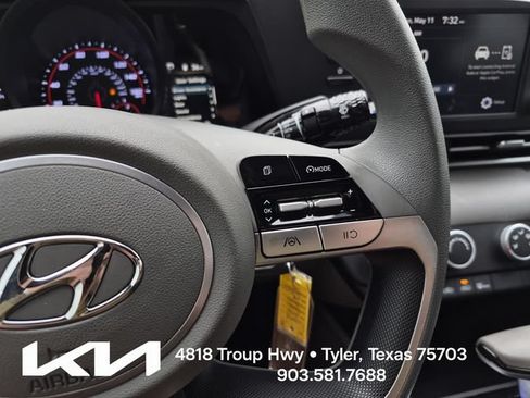 Used 2022 Hyundai Elantra SE FWD image 25