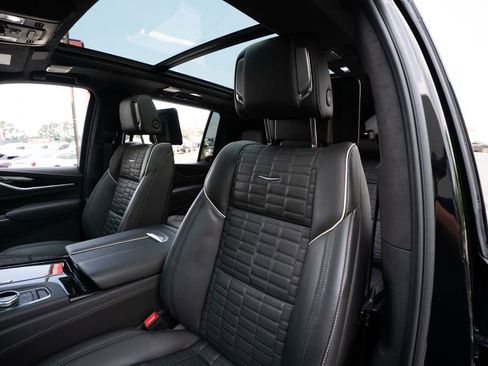 Used 2023 Cadillac Escalade ESV V w/ LPO, ONYX Package AWD/4WD image 31