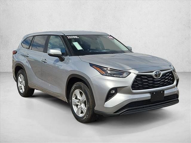 Used 2025 Toyota Highlander LE FWD image 3