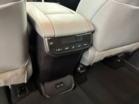Used 2022 Toyota Highlander XLE AWD/4WD image 19