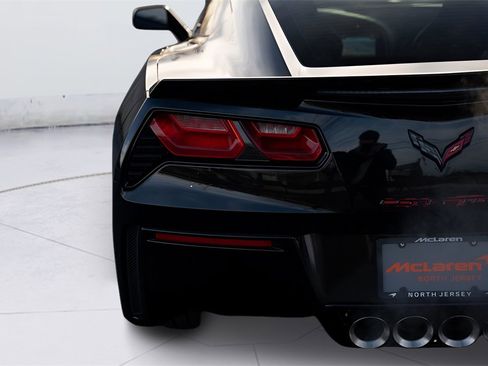 Used 2017 Chevrolet Corvette Stingray Coupe w/ Carbon Flash Badge Package image 17