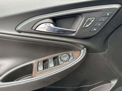 Used 2017 Chevrolet Malibu Premier w/ Premier Sun and Wheel Package image 15