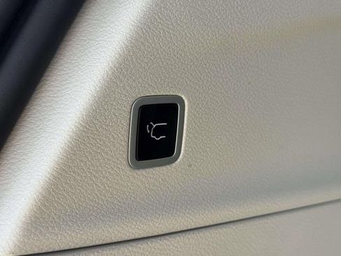 Used 2024 Chrysler Pacifica Touring-L FWD image 10
