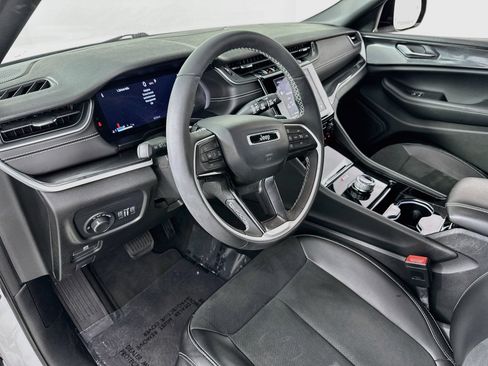 Used 2023 Jeep Grand Cherokee Altitude AWD/4WD image 9
