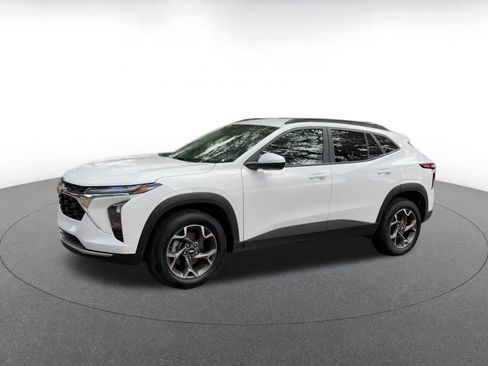 Used 2025 Chevrolet Trax LT w/ LT Convenience Package image 8