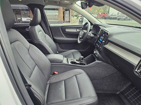 Used 2025 Volvo XC40 B5 Core w/ Protection Package Premier image 11