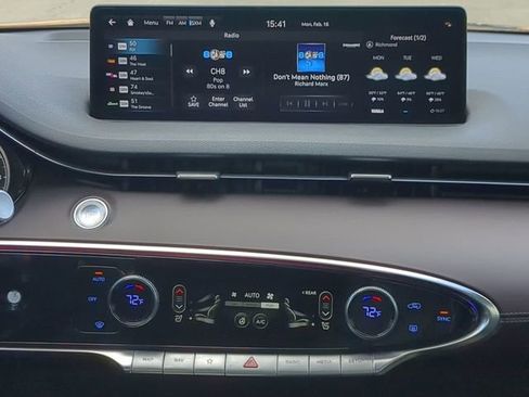 Used 2024 Genesis GV70 2.5T w/ Advanced Package image 17