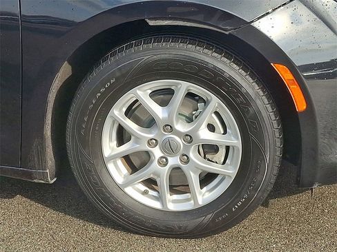 Used 2022 Chrysler Voyager LX image 8