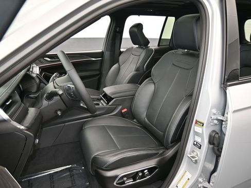 Used 2024 Jeep Grand Cherokee Overland w/ Luxury Tech Group IV image 39