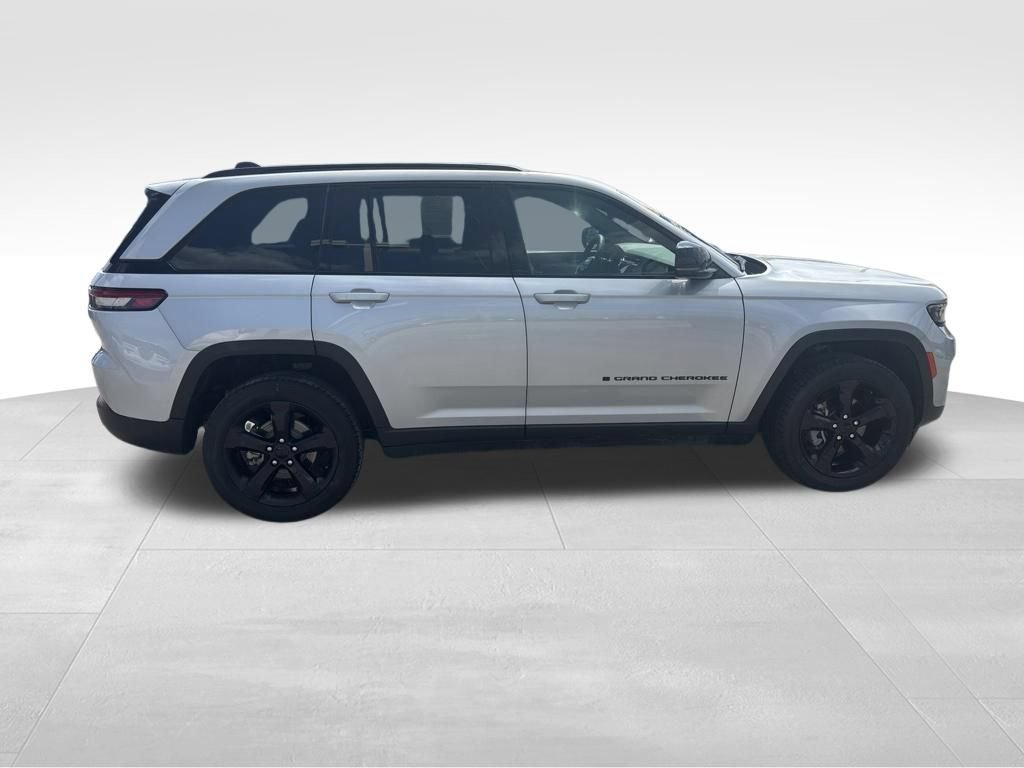 Used 2024 Jeep Grand Cherokee Altitude AWD/4WD image 8