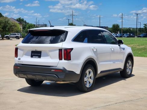Certified 2023 Kia Sorento LX FWD image 7