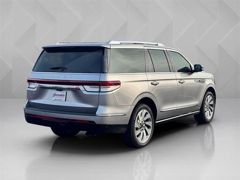 Used 2024 Lincoln Navigator Premiere image 5