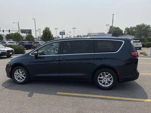Used 2023 Chrysler Pacifica Touring-L FWD image 4