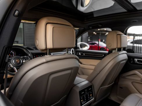 Certified 2023 Porsche Cayenne Platinum Edition AWD/4WD image 26