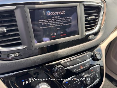 Used 2019 Chrysler Pacifica Touring-L FWD image 23
